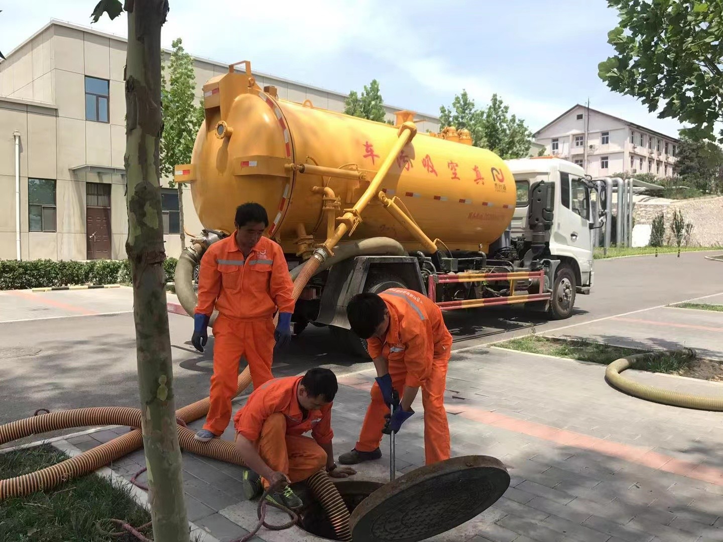 甘洛管道疏通车停在窨井附近