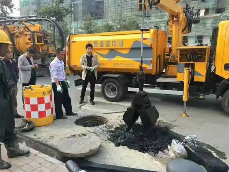 甘洛街道：网格员化身“清道夫”，为民解忧疏通“堵心”化粪池