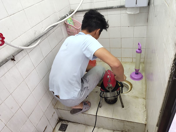 甘洛肥皂掉到马桶里把马桶堵住了怎么办？马桶堵住了怎么办